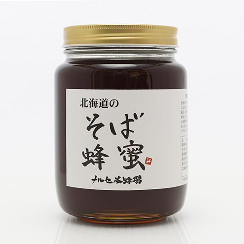 北海道産ソバはちみつ500g　ソバ畑の広がる里で採れた蜂蜜です。ソバの花の蜂蜜が黒いので、茶色い色に。黒糖のようなコクがあります。独特の風味が有り、好みが分かれます。