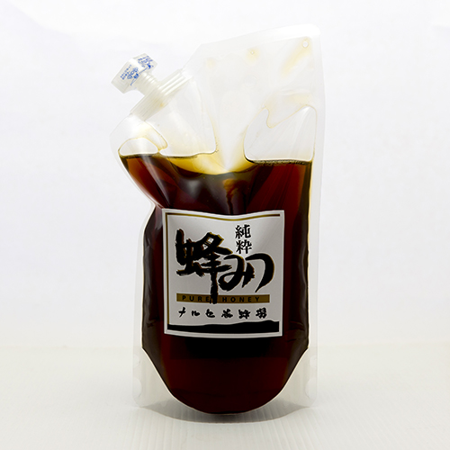 北海道産ソバのはちみつ1000g　ソバ畑の広がる里で採れた蜂蜜です。ソバの花の蜂蜜が黒いので、茶色い色に。黒糖のようなコクがあります。独特の風味が有り、好みが分かれます。