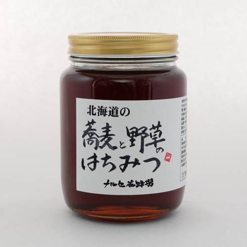 北海道産そばと野草のはちみつ1000g　ソバ畑の広がる里で採れた蜂蜜です。ソバの花の蜂蜜が黒いので、茶色い色に。黒糖のようなコクがあります。独特の風味が有り、好みが分かれます。
