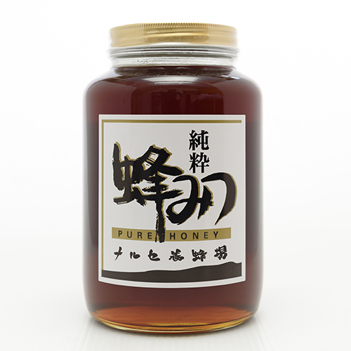 北海道産そばと野草のはちみつ　ソバ畑の広がる里で採れた蜂蜜です。ソバの花の蜂蜜が黒いので、茶色い色に。黒糖のようなコクがあります。独特の風味が有り、好みが分かれます。