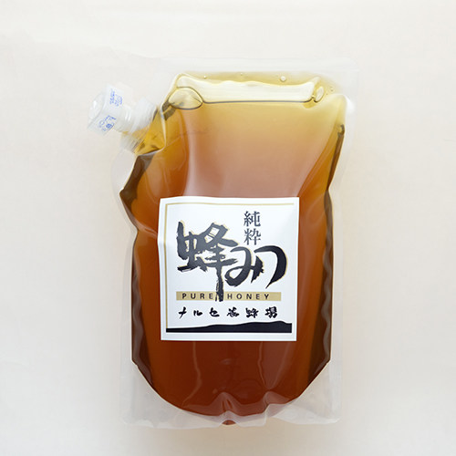 北海道産そばと野草のはちみつ1000g　ソバ畑の広がる里で採れた蜂蜜です。ソバの花の蜂蜜が黒いので、茶色い色に。黒糖のようなコクがあります。独特の風味が有り、好みが分かれます。